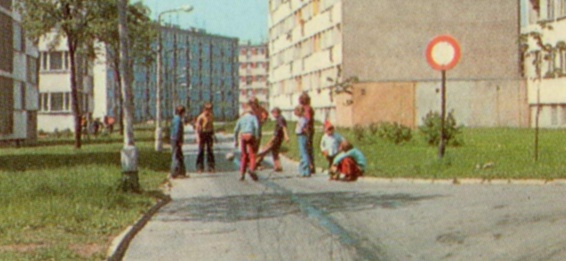 blokowisko chłopaki grają w piłkę