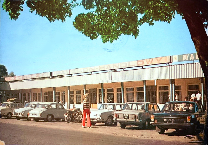 Ruciane-Nida widokówka samochody i pawilon handlowy